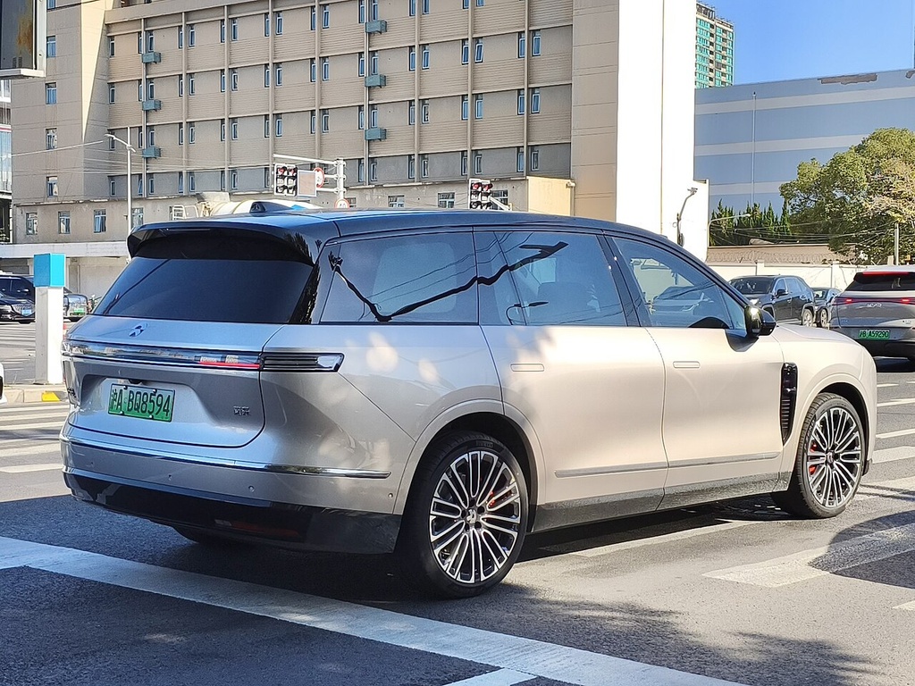 NIO ES8