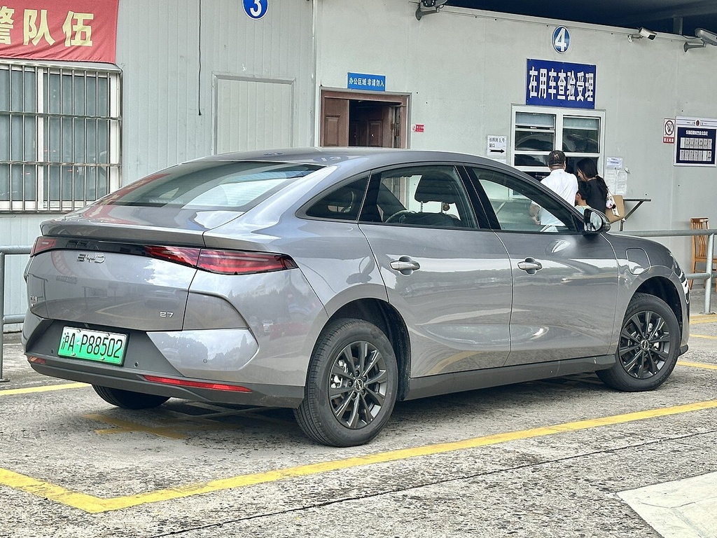 BYD e7