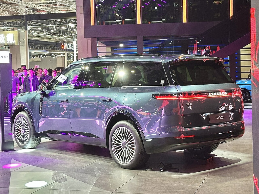 Lynk & Co 900