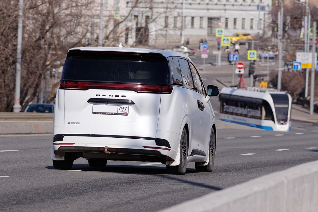Denza D9 EV