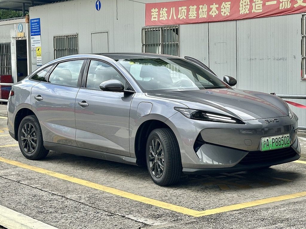 BYD e7